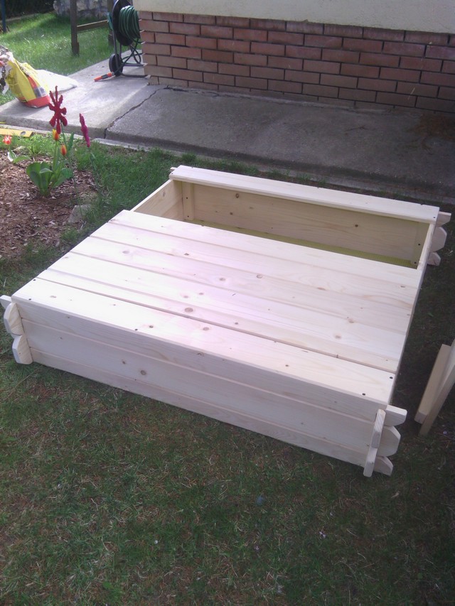 Fából készült fedeles  homokozó